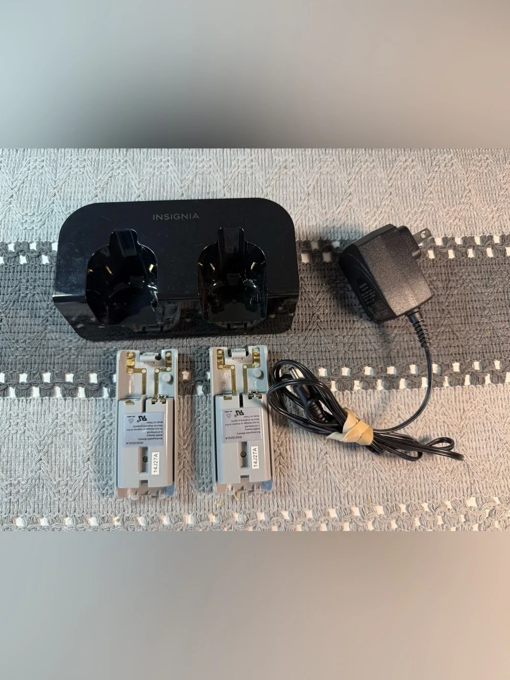 Insignia Dual Charge Station For Nintendo Wii & Wii U With Batteries. Tested.